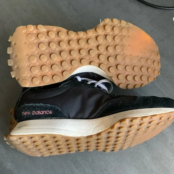 New Balance 327 size 7 1/2 sneakers - Picture 8 of 9